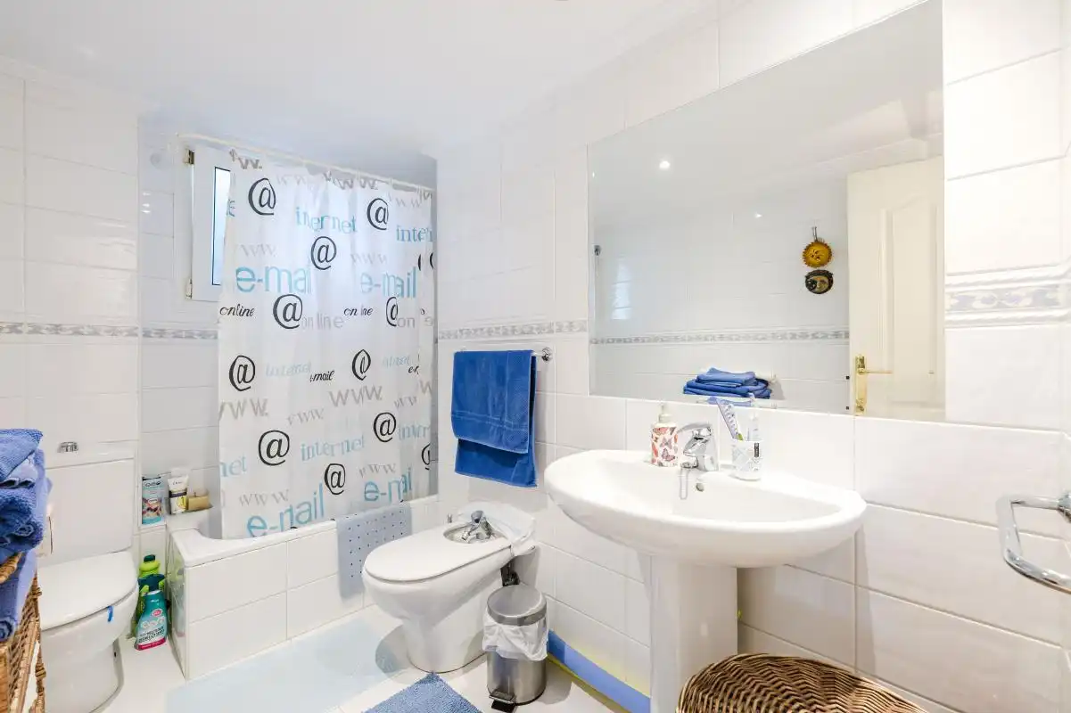Baño de Piso en venta en Torremolinos con Aire acondicionado, Calefacción y Jardín privado