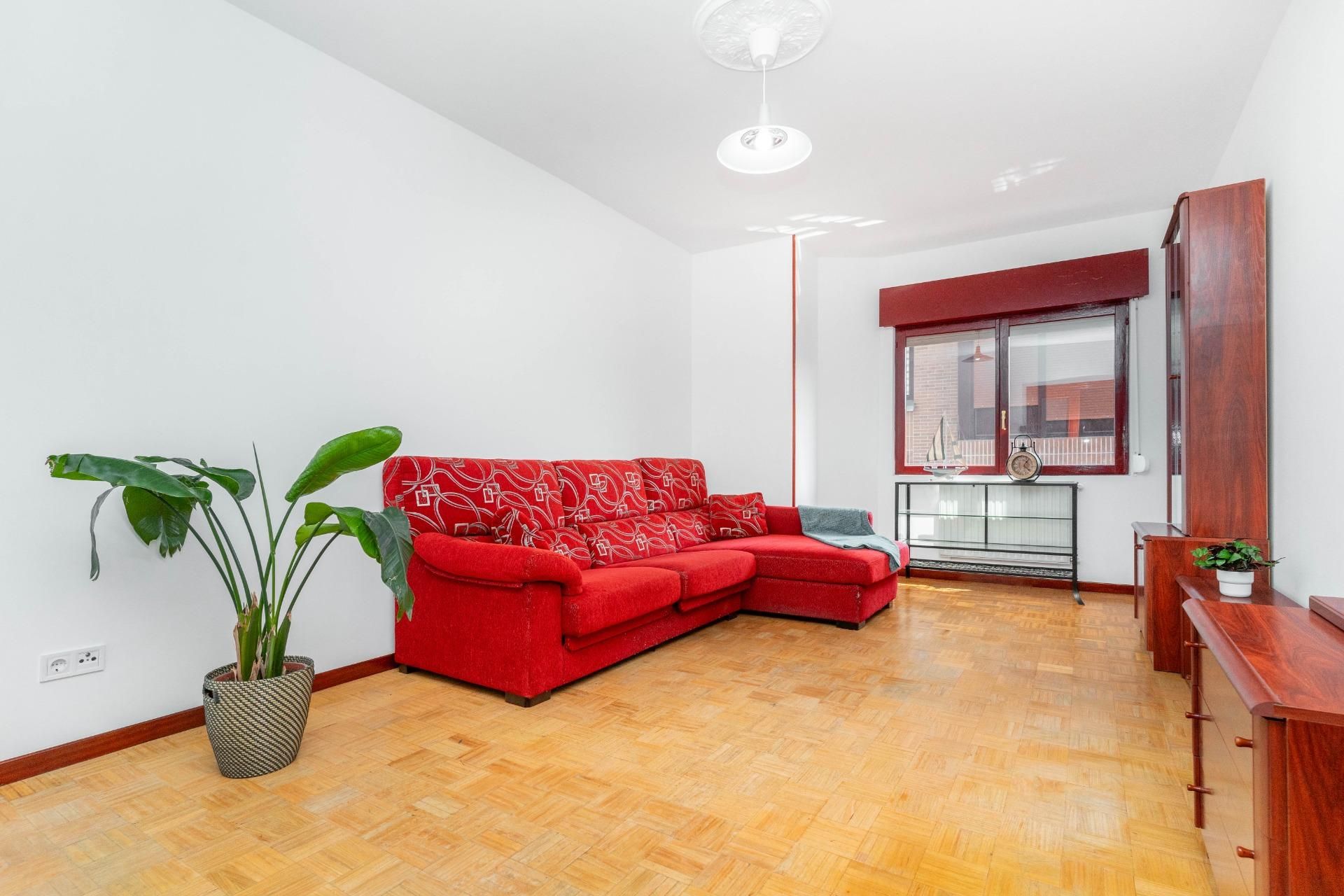 Sala d'estar de Pis en venda en Oviedo  amb Calefacció, Jardí privat i Terrassa