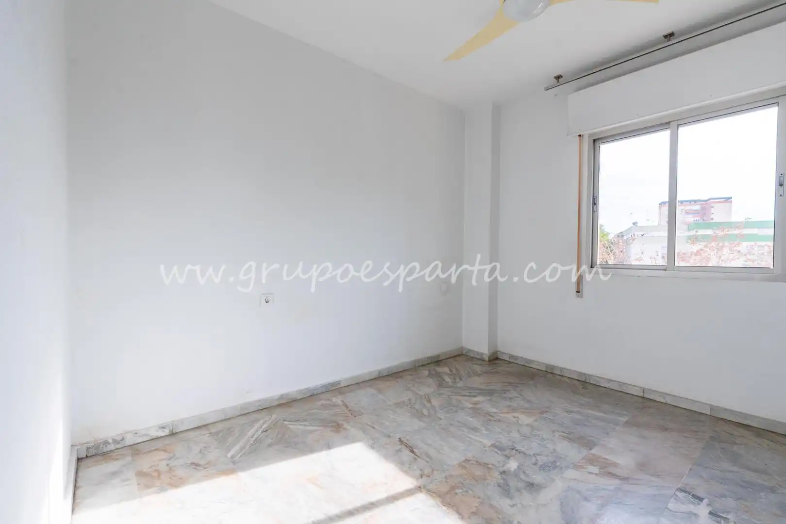 Bedroom of Flat for sale in Sevilla  with Air Conditioner and Balcony