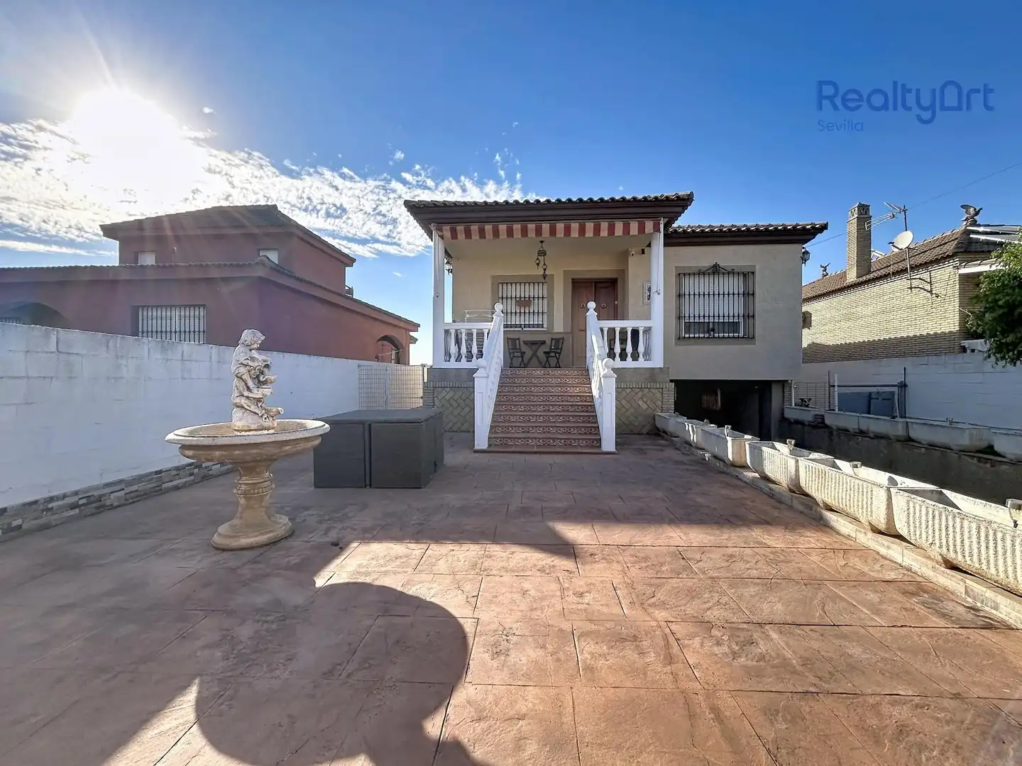 Vista exterior de Casa o xalet en venda en Dos Hermanas amb Aire condicionat, Calefacció i Jardí privat