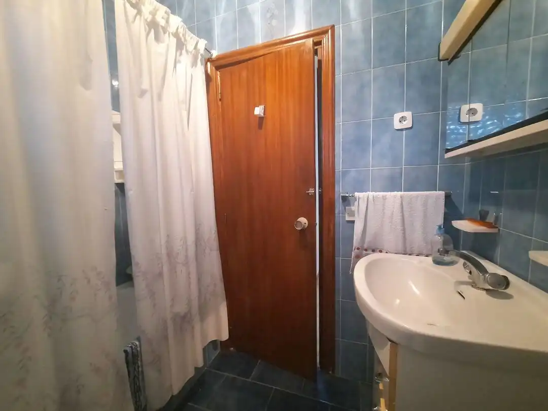 Baño de Casa adosada en venta en Escalona con Aire acondicionado, Calefacción y Jardín privado