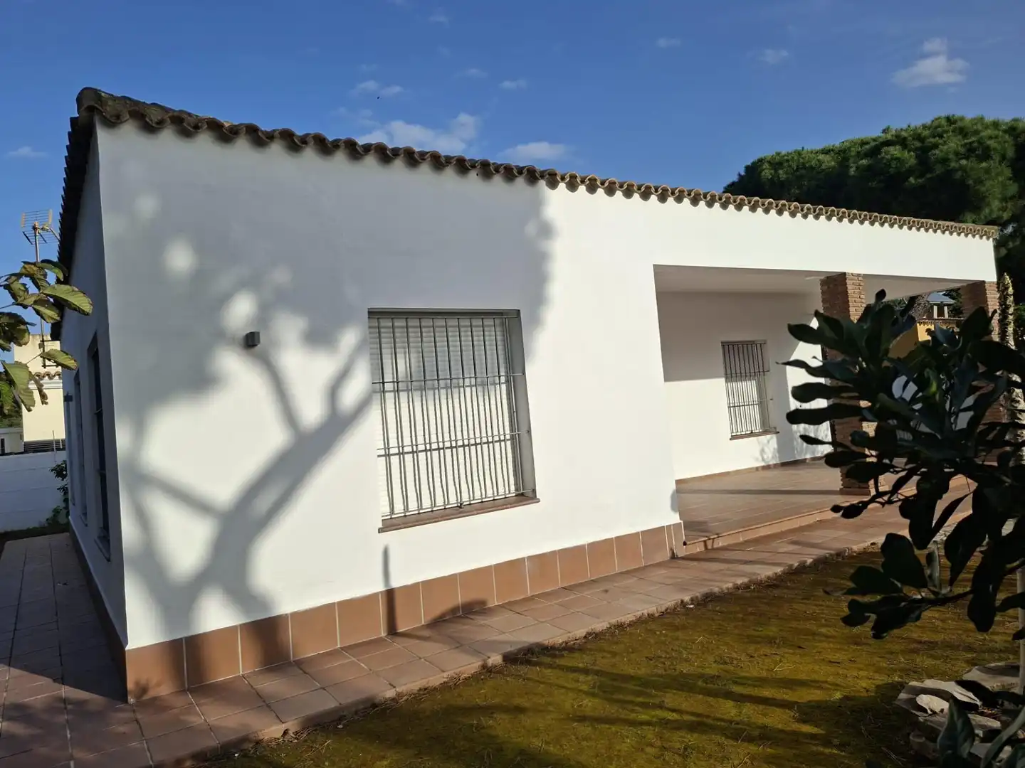 Vista exterior de Casa o xalet en venda en Chiclana de la Frontera amb Jardí privat