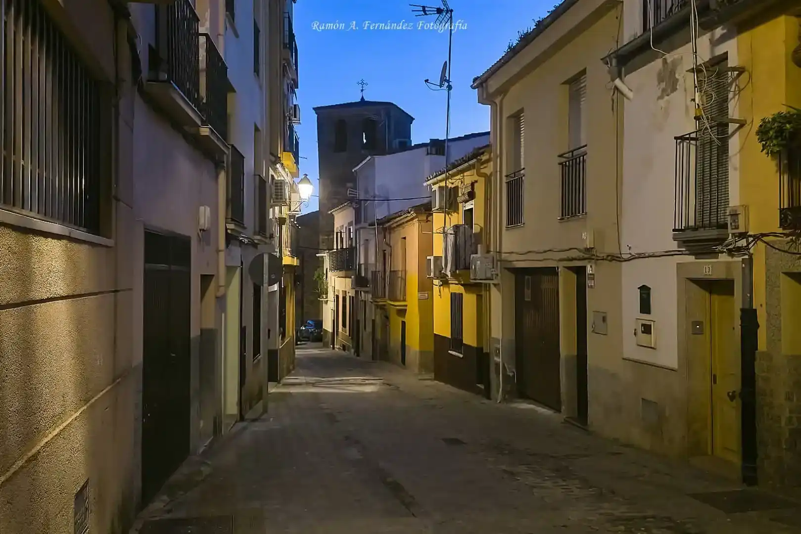 Vista exterior de Casa adosada en venda en Plasencia amb Aire condicionat i Balcó