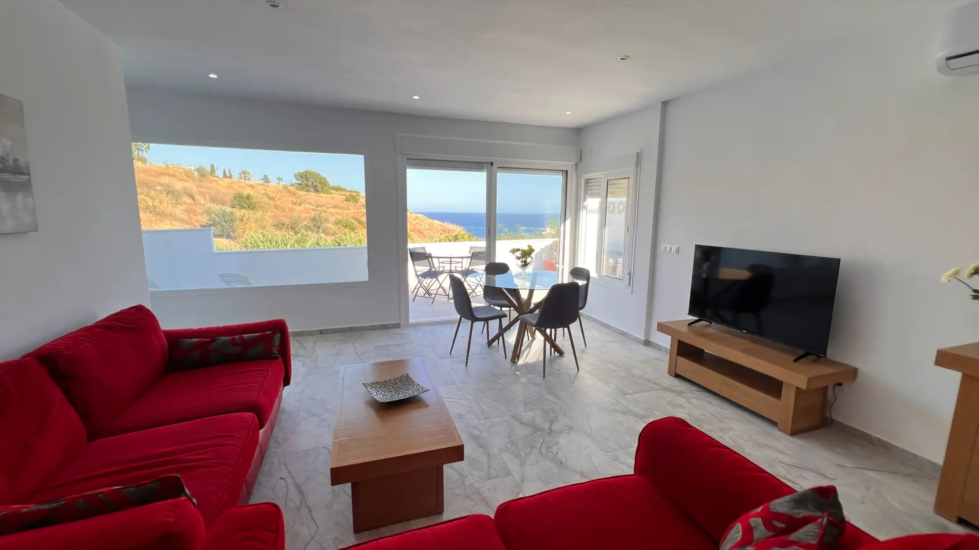 Sala d'estar de Casa o xalet en venda en Torrox amb Aire condicionat, Terrassa i Moblat