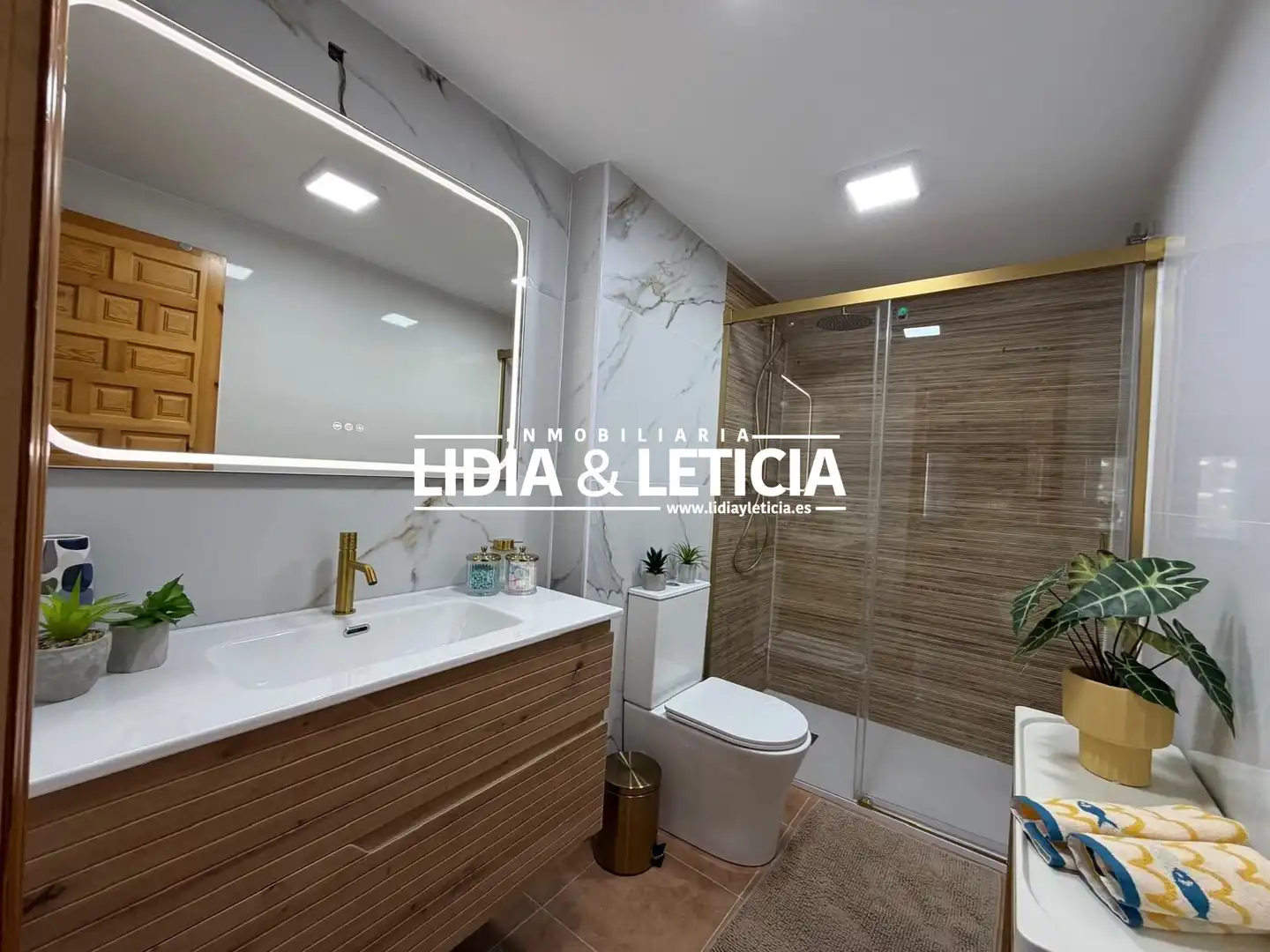 Badezimmer von Dachboden zum Verkauf in Zahara de los Atunes mit Privatgarten, Terrasse und Abstellraum