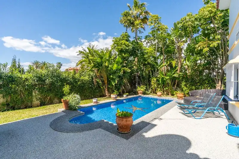 Schwimmbecken von Einfamilien-Reihenhaus zum Verkauf in Marbella mit Terrasse