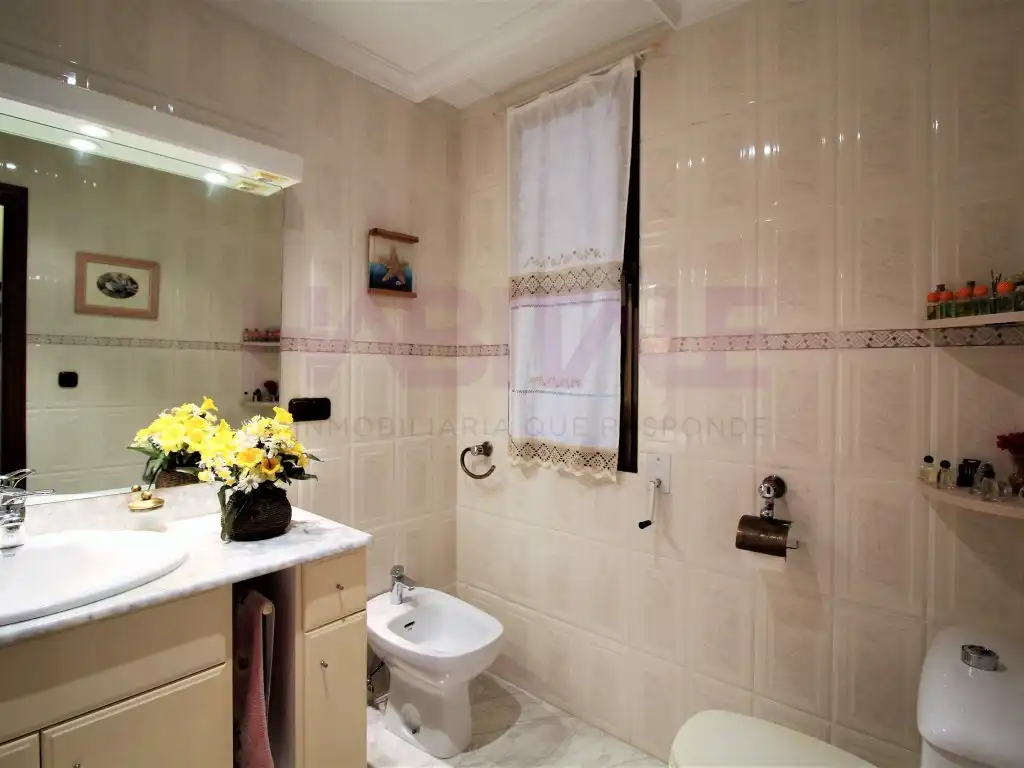 Baño de Casa o chalet en venta en Chiva con Aire acondicionado, Calefacción y Amueblado