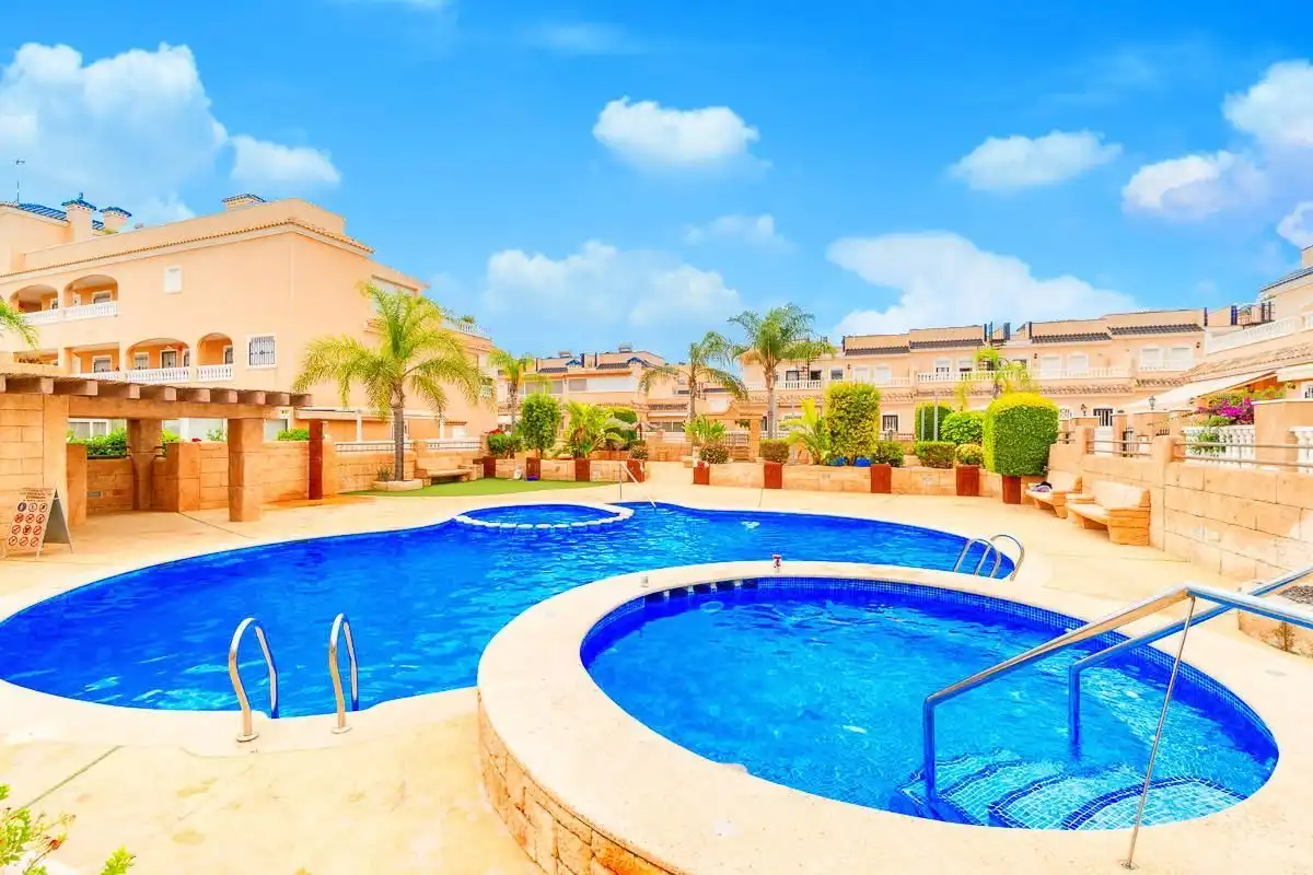 Piscina de Apartament en venda en Orihuela amb Terrassa, Moblat i Balcó