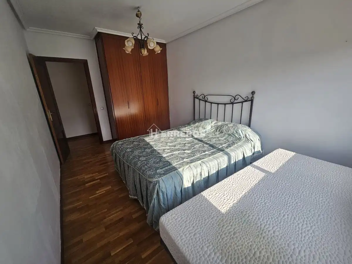 Habitación de Piso en venta en  Logroño con Calefacción, Parquet y Trastero