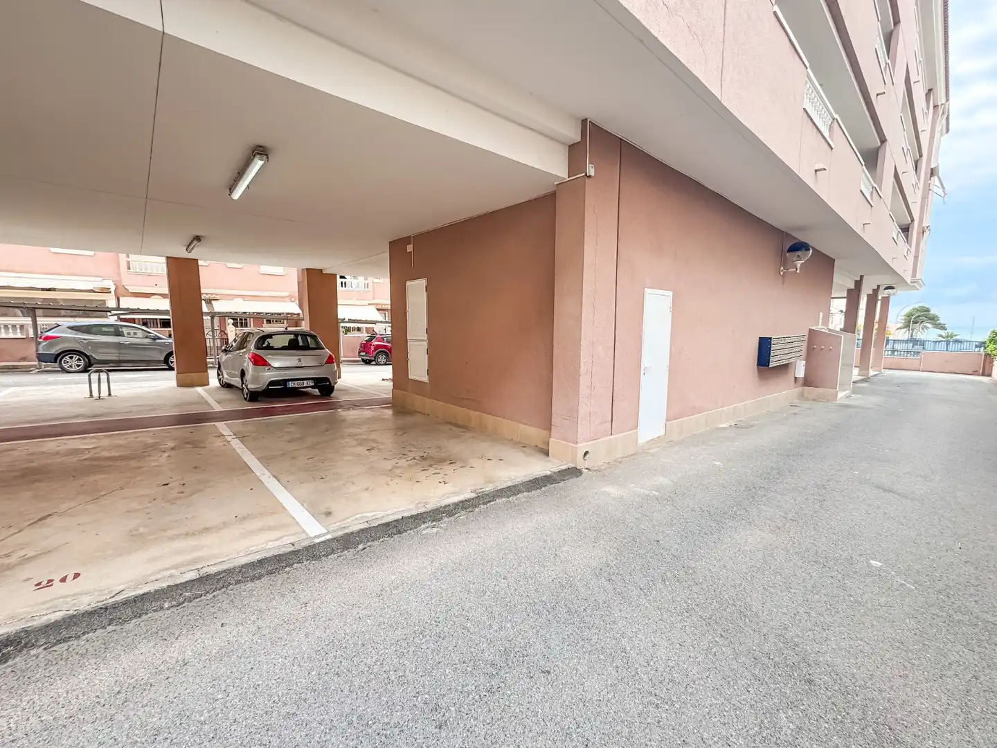 Parking de Apartamento de alquiler en Santa Pola con Terraza, Piscina y Amueblado
