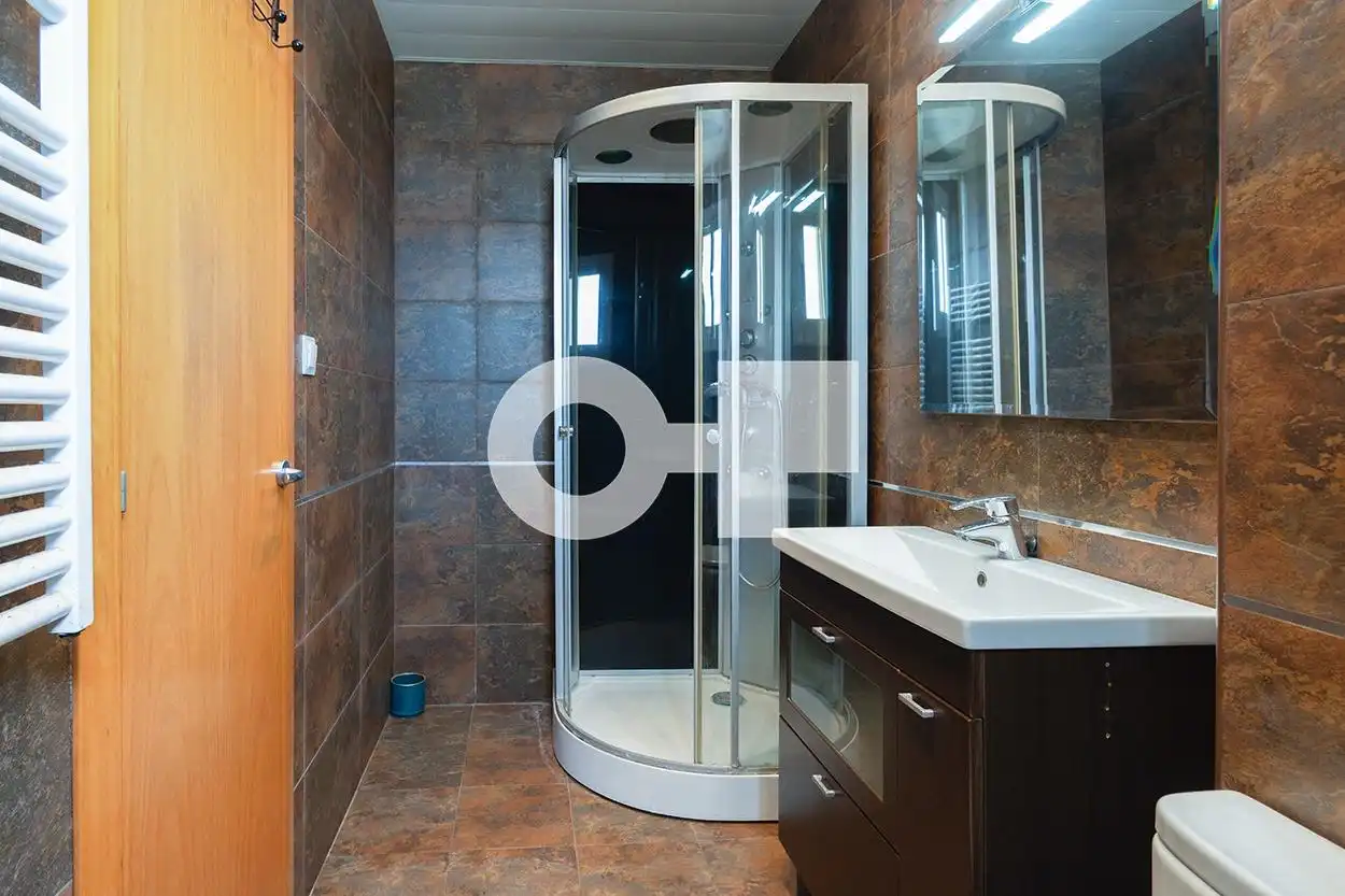 Baño de Ático en venta en Castelldefels con Calefacción, Parquet y Terraza