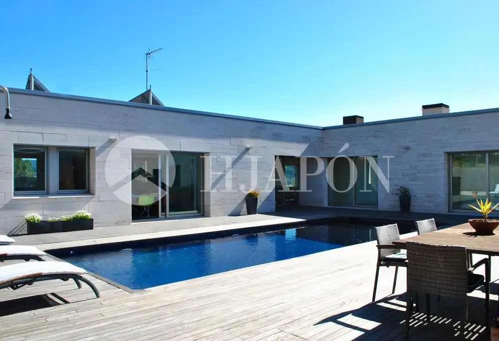 Piscina de Casa o xalet en venda en Vallromanes amb Aire condicionat, Jardí privat i Parquet