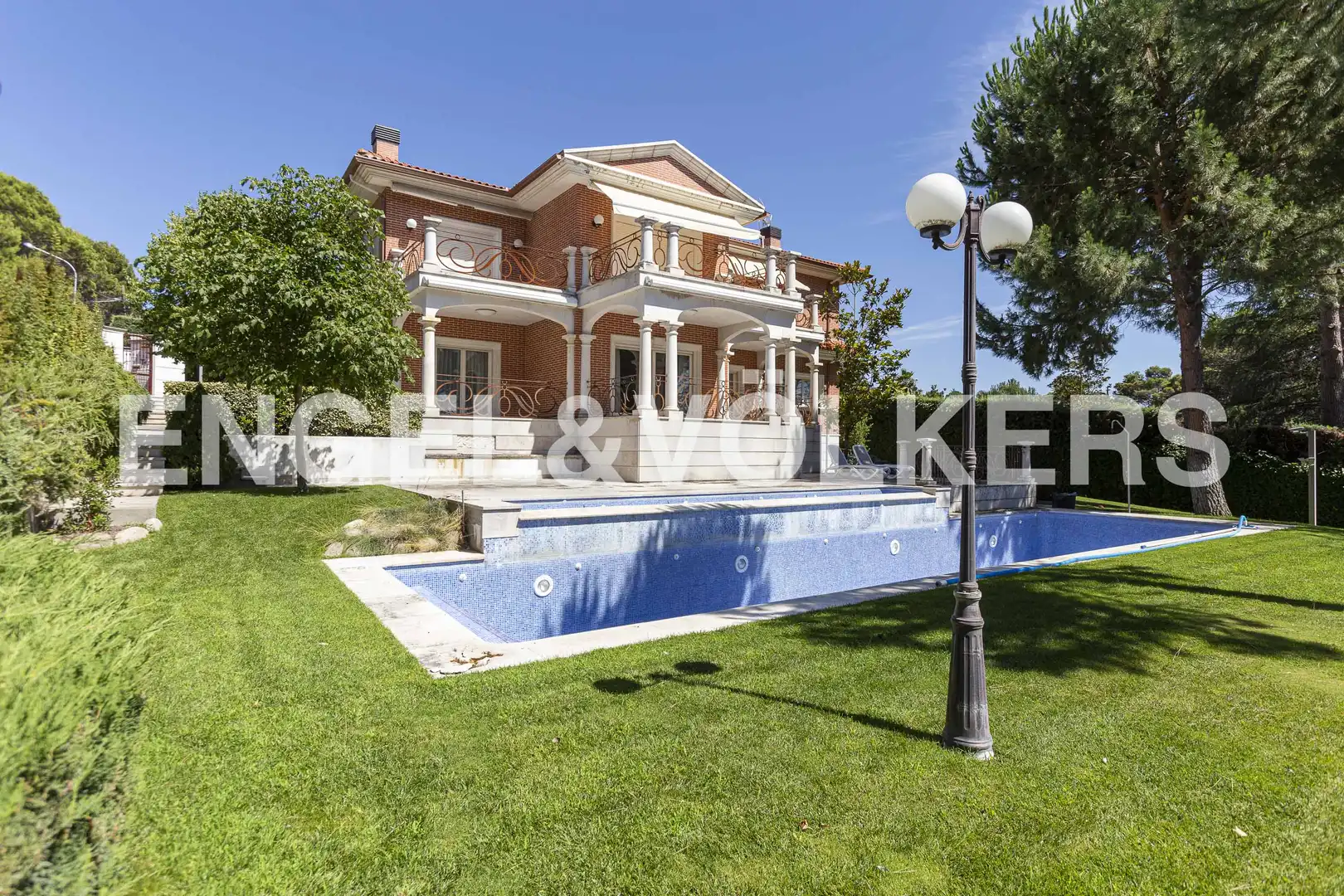 Vista exterior de Casa o xalet de lloguer en Villaviciosa de Odón amb Aire condicionat, Calefacció i Jardí privat