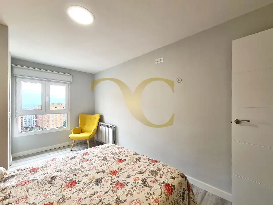 Habitación de Piso en venta en Oviedo  con Calefacción y Amueblado