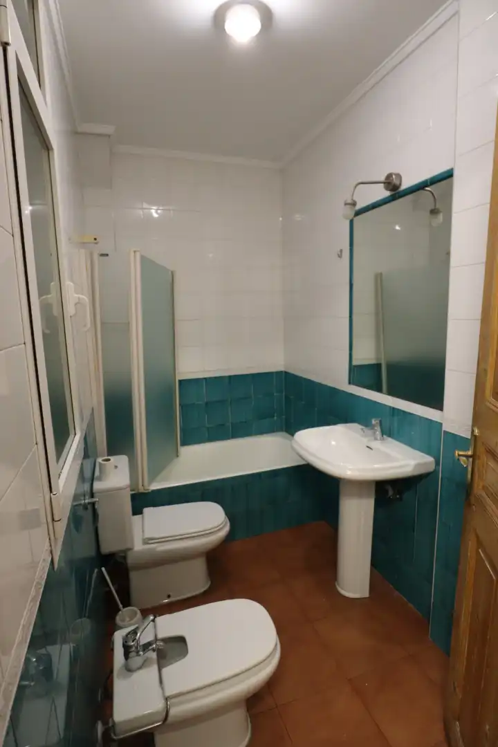 Baño de Piso en venta en Bilbao  con Calefacción, Terraza y Balcón
