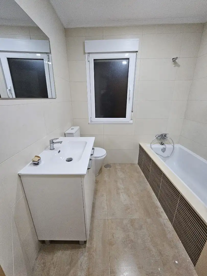 Bathroom of Flat for rent in Santiago de Compostela   with Heating, Furnished and Oven