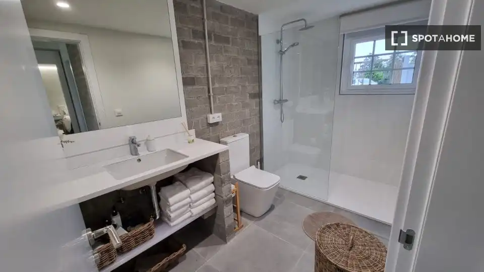 Bathroom of Apartments for share in Vilanova de Arousa  with Air Conditioner, Terrace and Furnished
