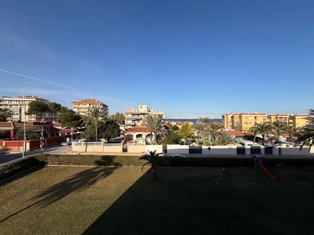 Vista exterior de Apartament en venda en Torrevieja amb Aire condicionat, Jardí privat i Piscina