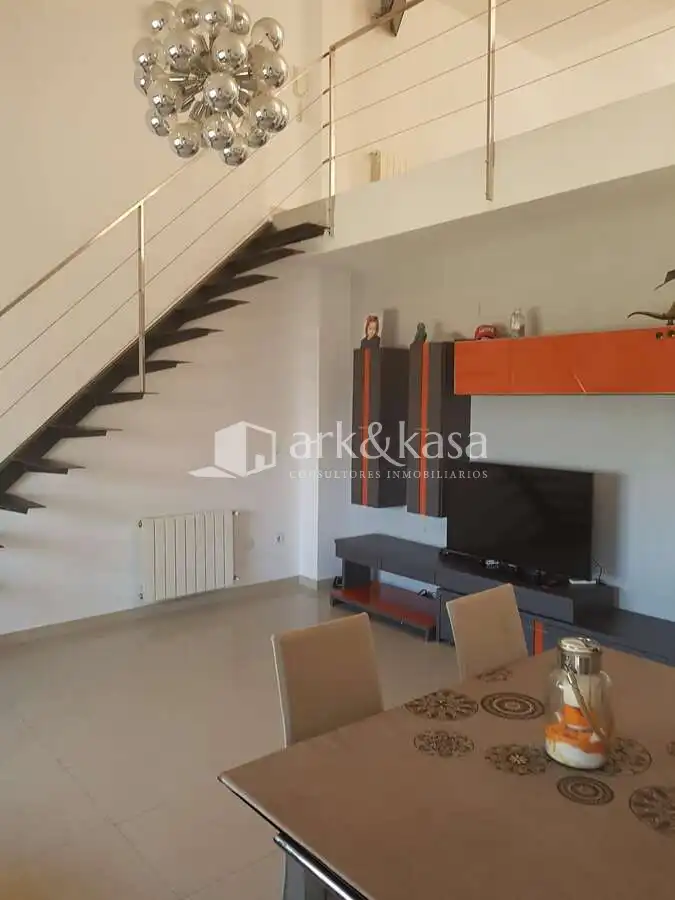 Wohnung zur Miete in La Pobla de Vallbona mit Klimaanlage, Heizung und Terrasse