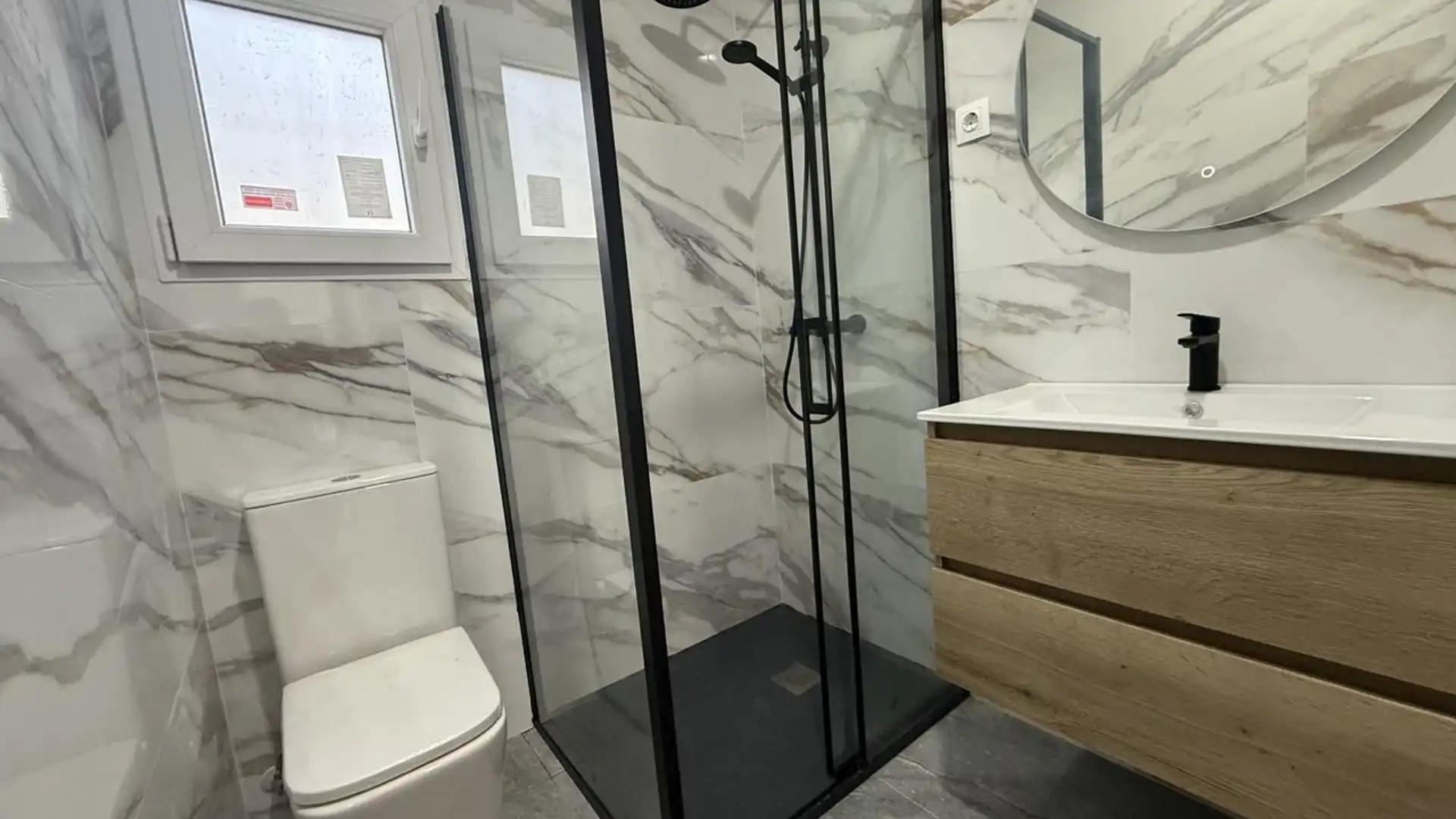 Bathroom of Planta baja for sale in  Madrid Capital  with Air Conditioner