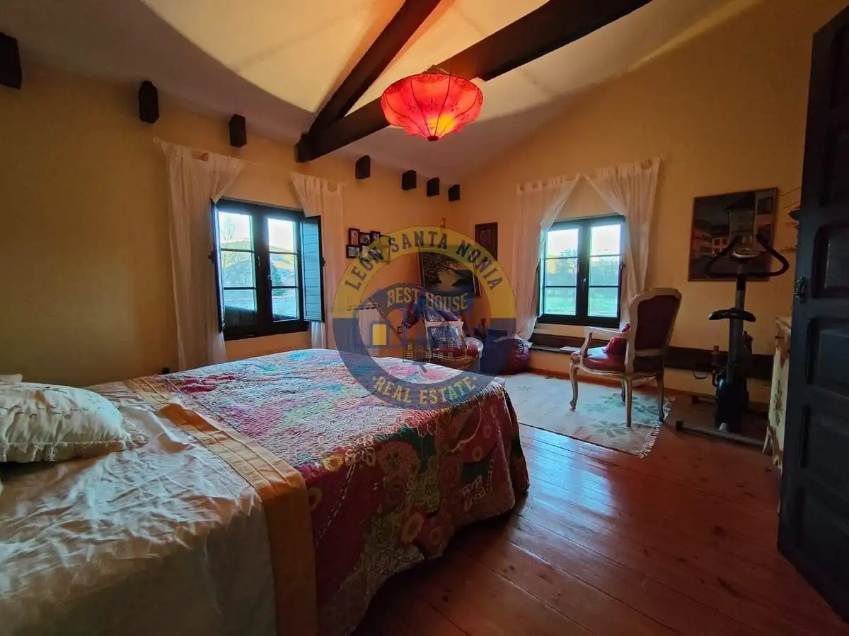 Dormitori de Casa o xalet en venda en Soto y Amío amb Calefacció, Jardí privat i Parquet