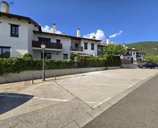 Vista exterior de Dúplex de lloguer en Jaca amb Terrassa i Balcó