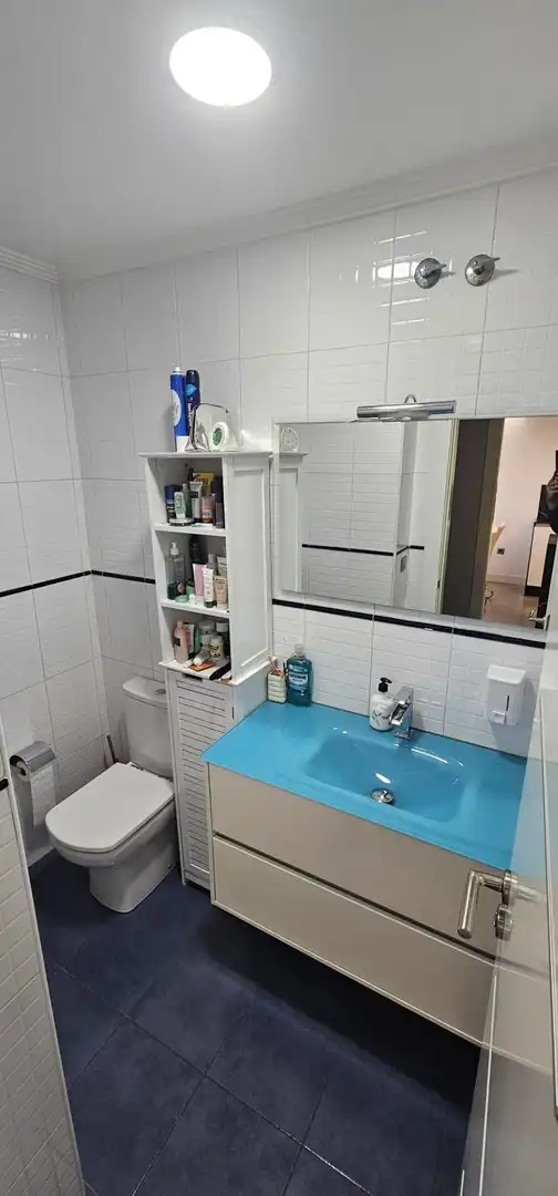 Badezimmer von Einfamilien-Reihenhaus zum Verkauf in Villaquilambre mit Heizung, Privatgarten und Parkett