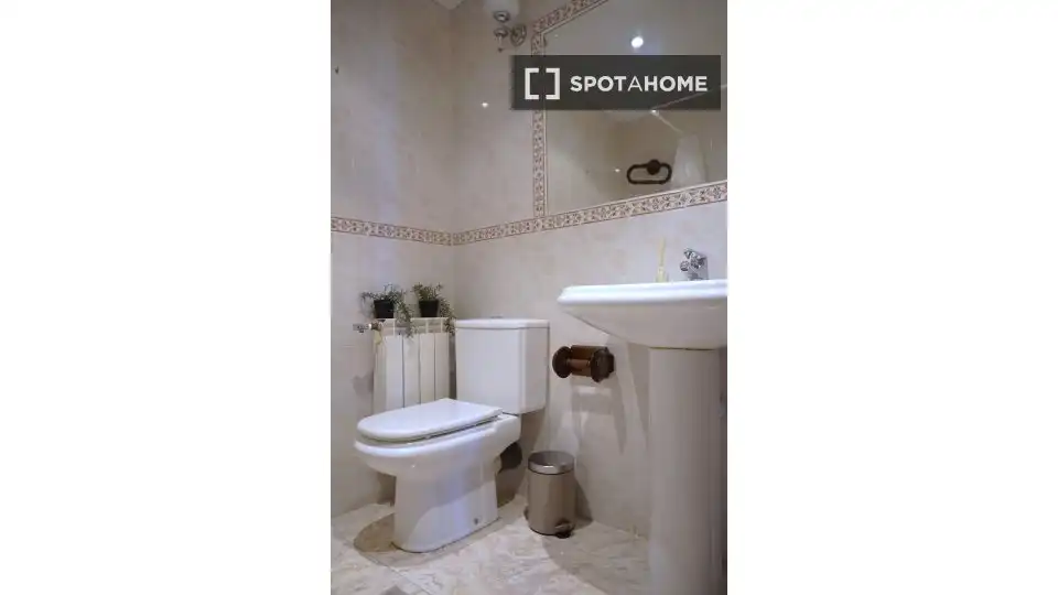 Bathroom of Flat for rent in Madrid  with Air Conditioner, Heating and Furnished