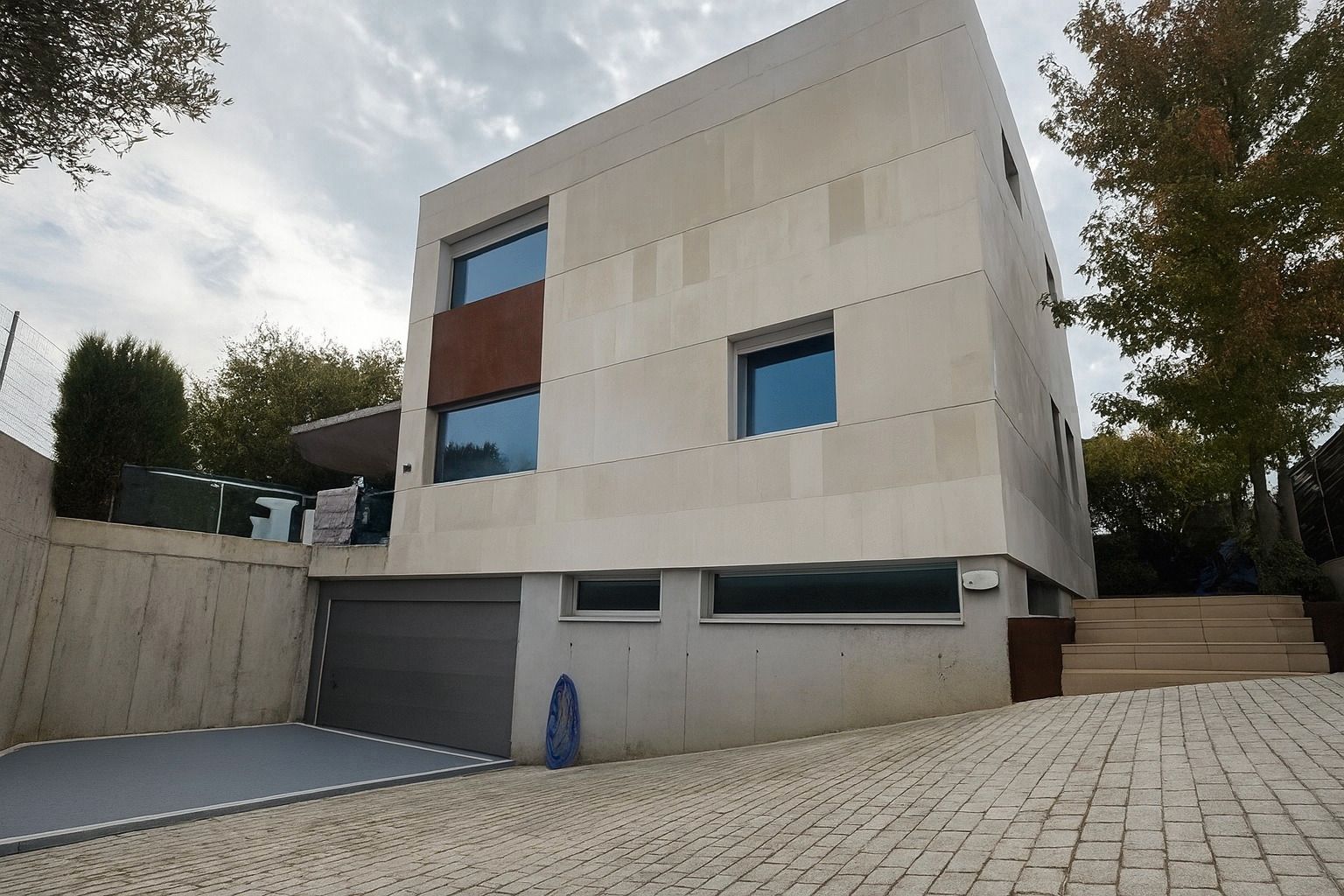 Vista exterior de Casa o xalet de lloguer en Santa Cruz de Bezana amb Calefacció, Terrassa i Traster