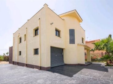 Casa amb piscina en venda a Carrer Sant Cosme i Damià 22