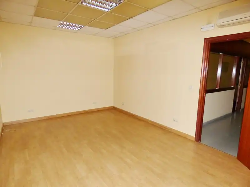 Oficina en venda en Loiu amb Moblat