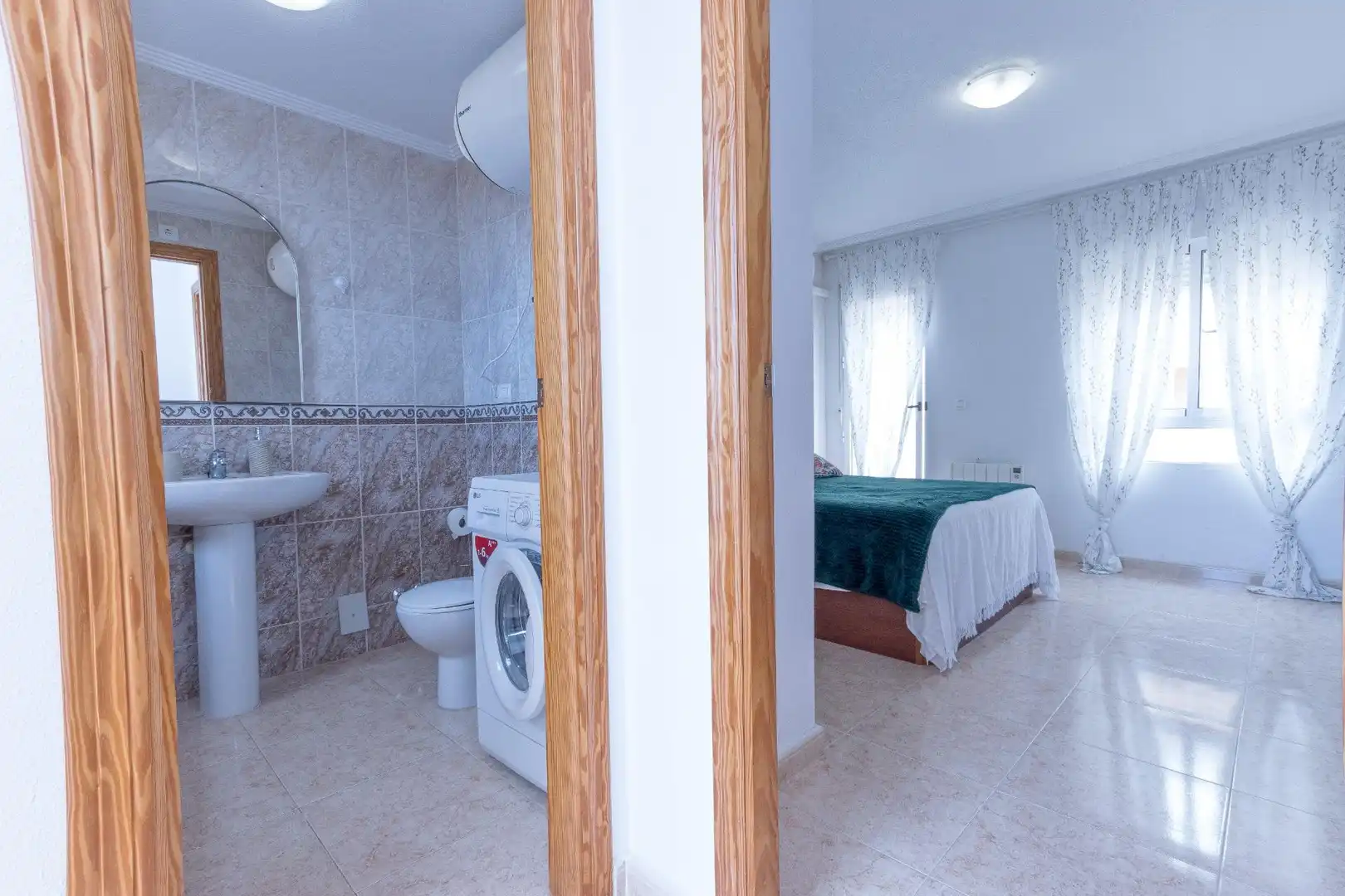 Dormitori de Apartament de lloguer en Torrevieja amb Aire condicionat, Jardí privat i Terrassa