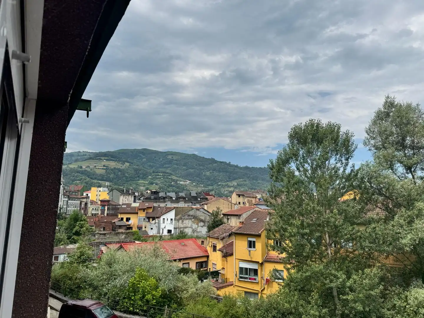 Vista exterior de Pis en venda en Mieres (Asturias) amb Calefacció, Parquet i Traster