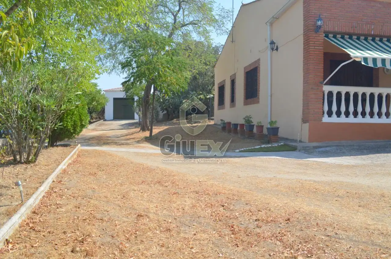 Vista exterior de Casa o chalet en venta en Arroyo de la Luz con Calefacción, Jardín privado y Amueblado