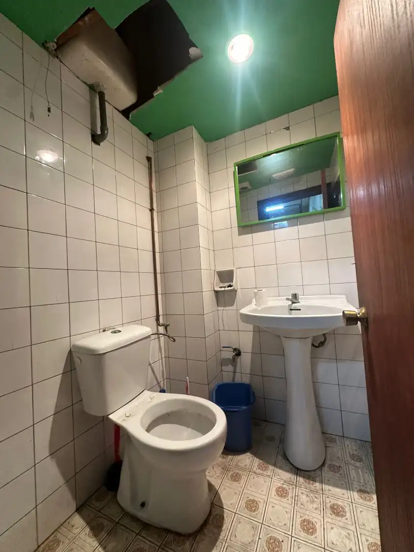 Badezimmer von Geschaftsraum zur Miete in Langreo mit Möbliert