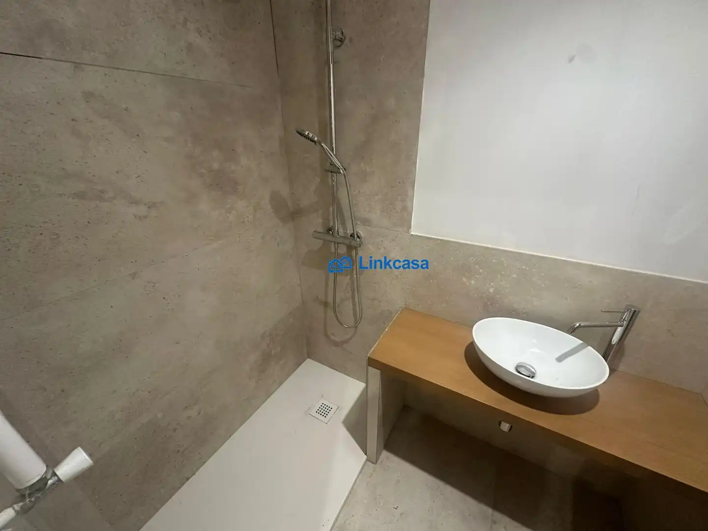 Badezimmer von Geschaftsraum zum Verkauf in Madrid mit Klimaanlage und Möbliert