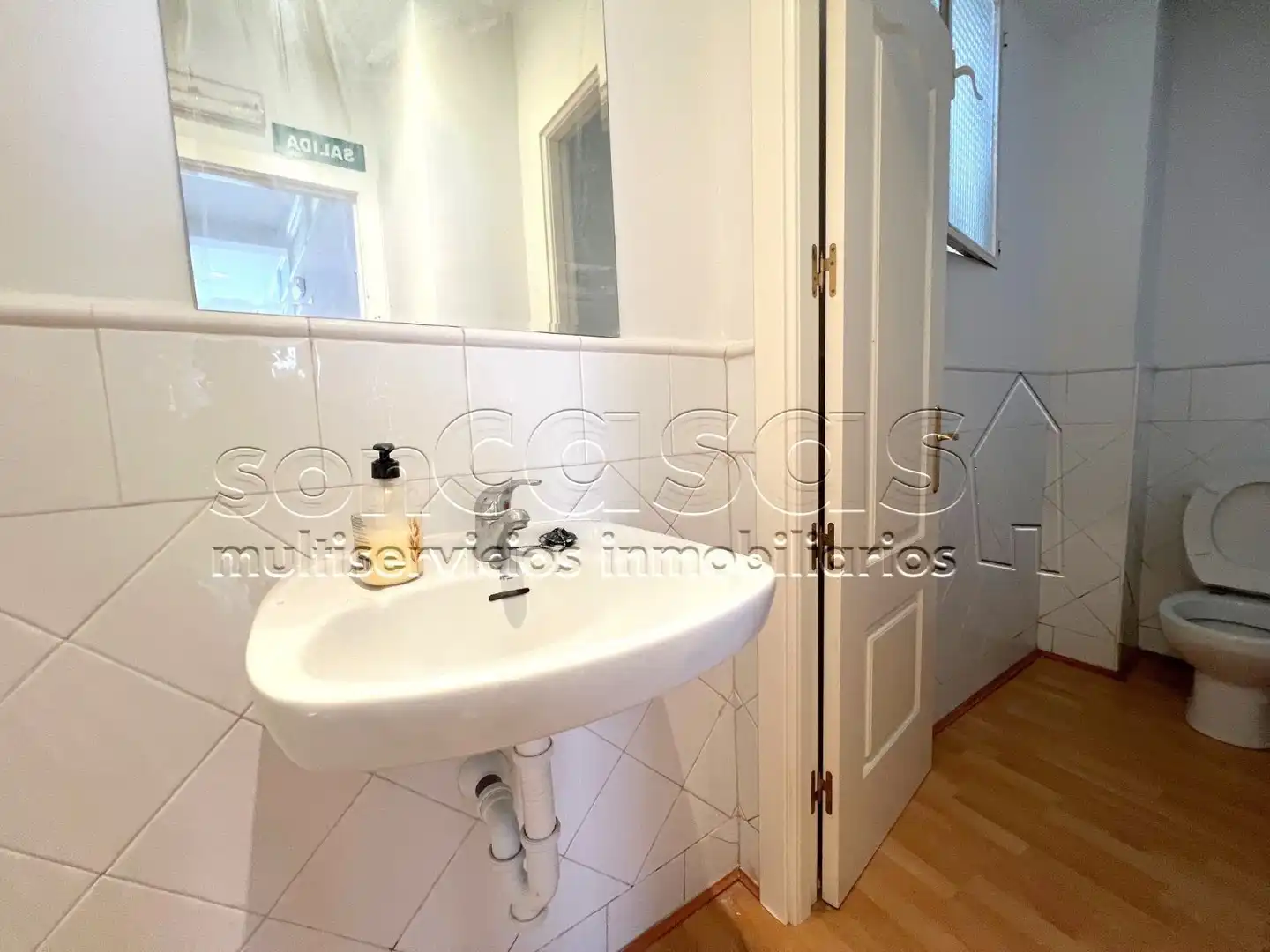 Baño de Local en venta en Madrid