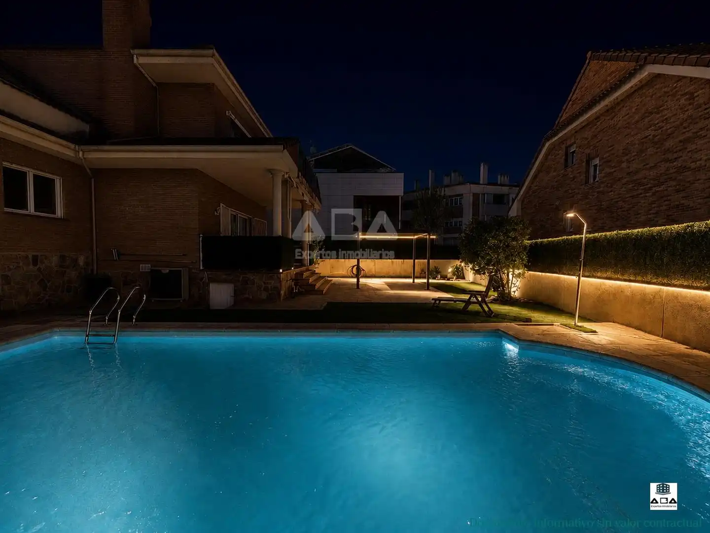 Swimming pool of Houses for sale in Villanueva de la Cañada  with Air Conditioner, Heating and Private garden