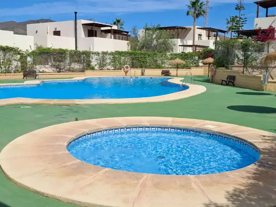 Piscina de Casa adosada en venda en Níjar amb Aire condicionat, Piscina i Balcó