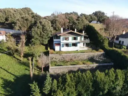Vista exterior de Casa o xalet en venda en Zumaia amb Jardí privat, Terrassa i Moblat
