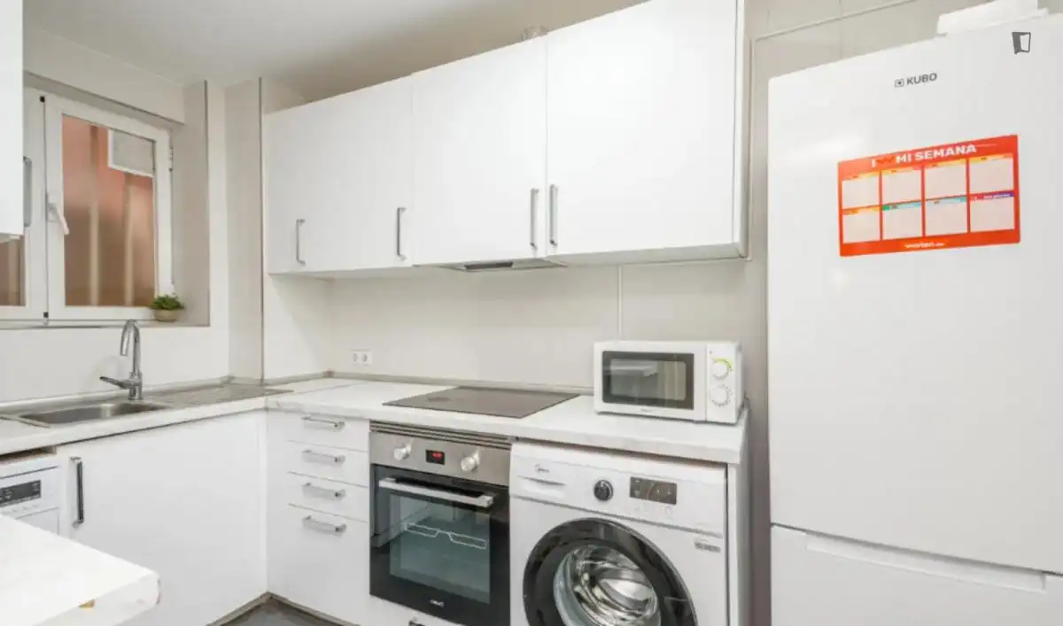 Cocina de Apartamento para compartir en Madrid con Aire acondicionado, Calefacción y Amueblado