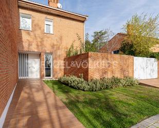 Vista exterior de Casa o xalet de lloguer en Majadahonda amb Calefacció, Jardí privat i Terrassa