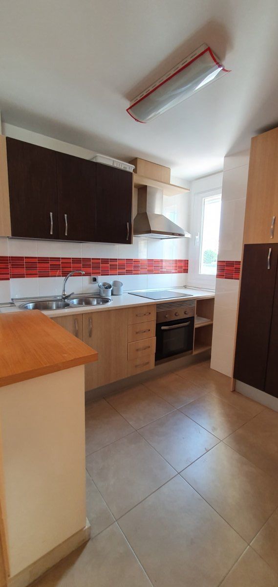 Cuina de Apartament de lloguer en  Jaén Capital amb Calefacció, Traster i Piscina comunitària