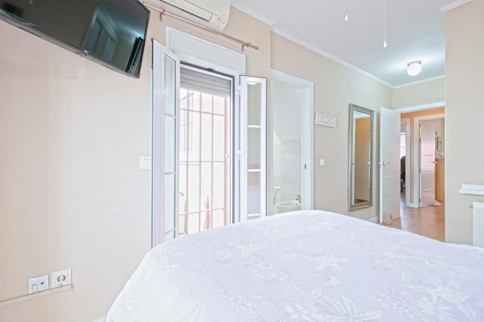 Habitación de Casa adosada en venta en Gines con Aire acondicionado, Jardín privado y Trastero