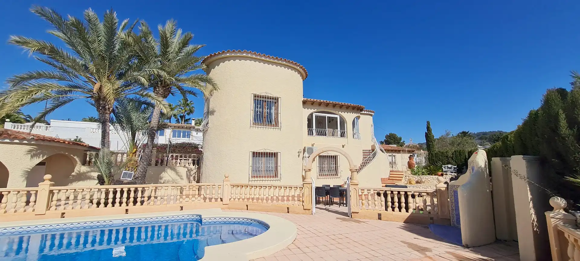 Außenansicht von Haus oder Chalet zum Verkauf in Calpe / Calp mit Klimaanlage, Privatgarten und Abstellraum