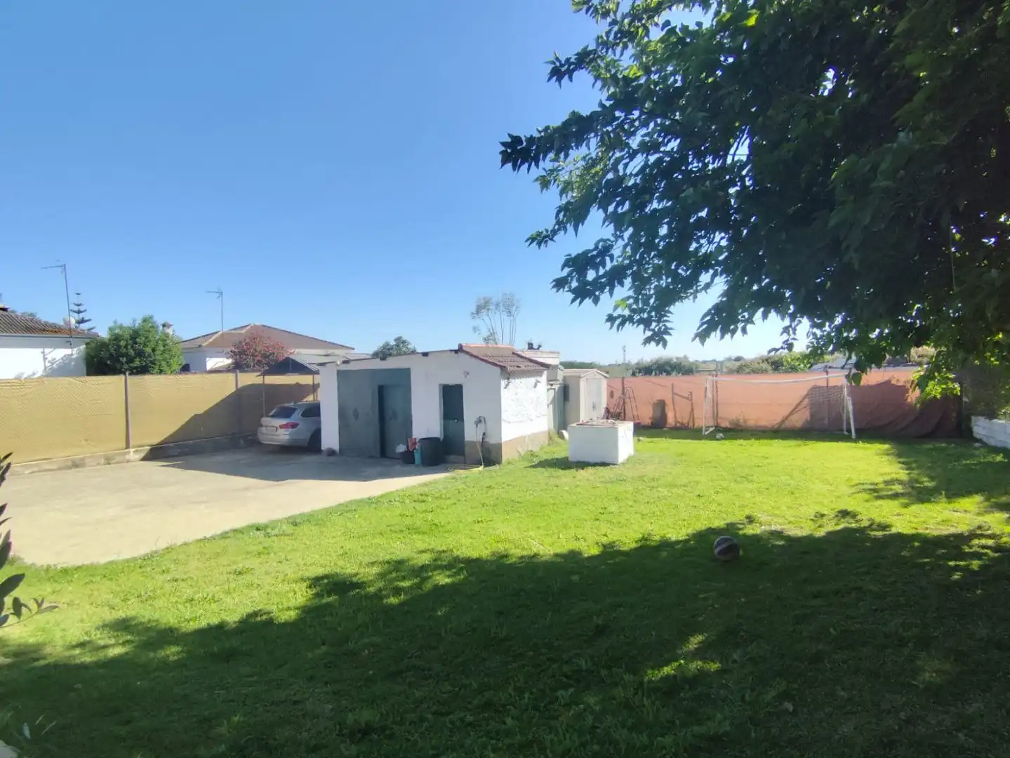 Vista exterior de Casa o xalet en venda en Hinojos amb Aire condicionat, Calefacció i Jardí privat