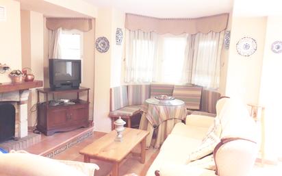 Sala d'estar de Casa o xalet en venda en Ogíjares amb Aire condicionat, Terrassa i Piscina