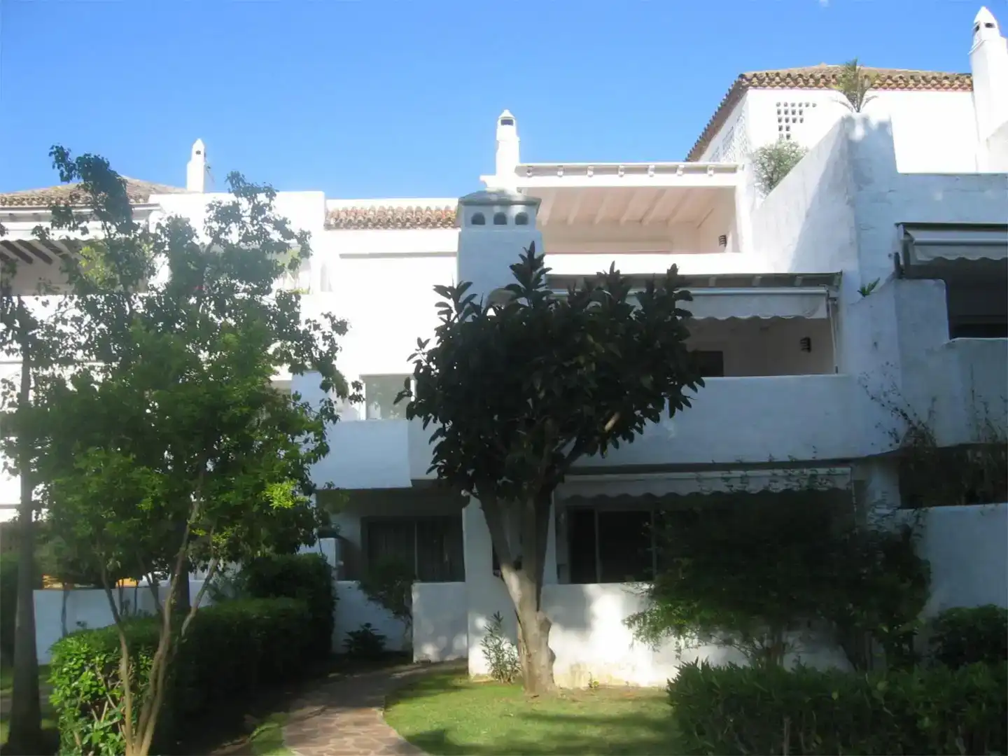 Vista exterior de Pis en venda en Estepona amb Aire condicionat, Jardí privat i Piscina