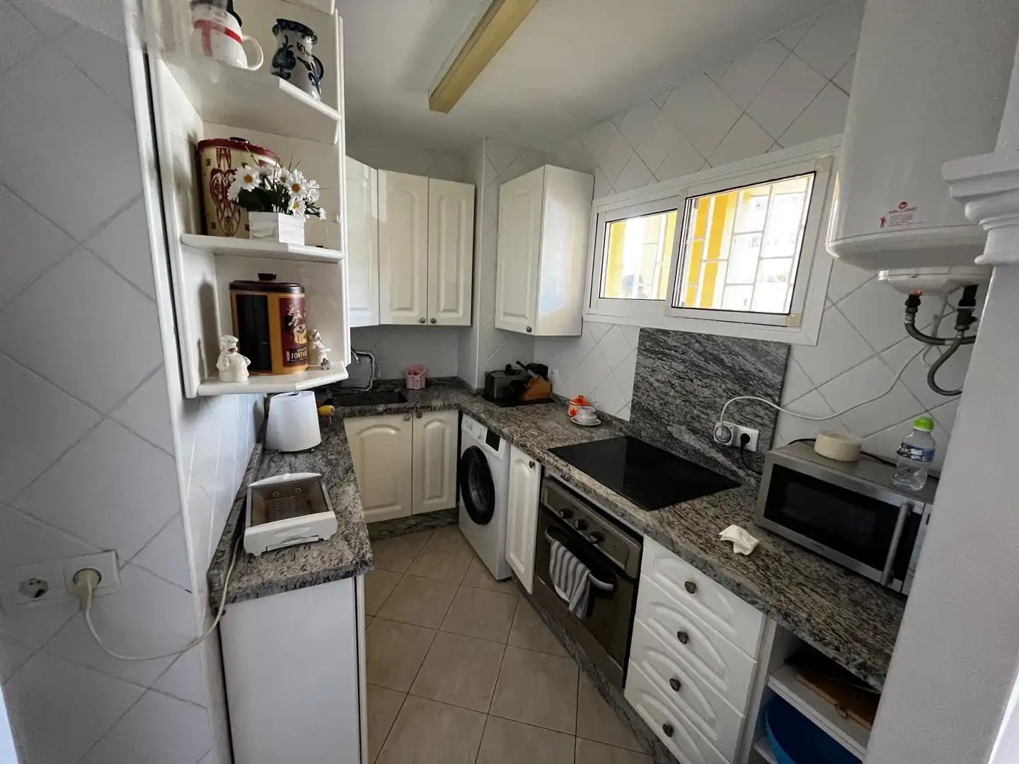 Cuina de Apartament de lloguer en Benalmádena amb Aire condicionat i Moblat