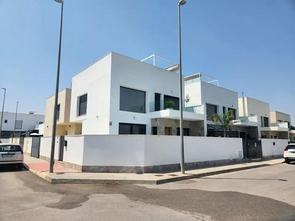 Vista exterior de Casa o xalet en venda en Daya Vieja amb Jardí privat, Piscina i Moblat